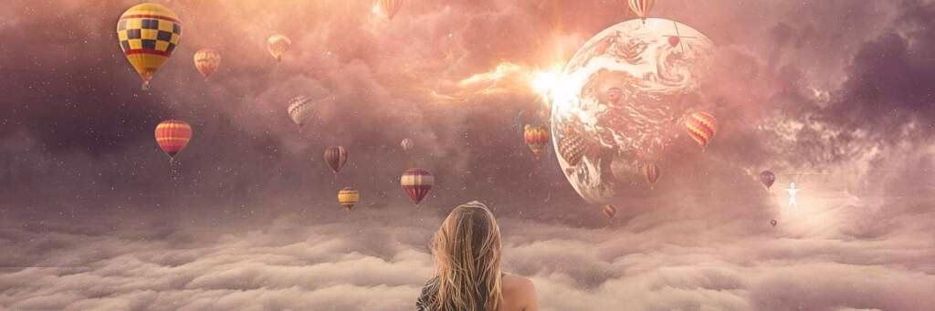Frau blickt ins kreative Universum. HoloSync 3D aktiviert deine Kreativität!